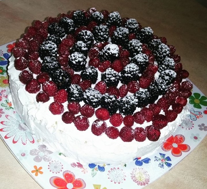 tort cu fructe de padure si mascarpone